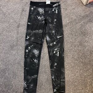 Nike Womens Small Black and White Graphic Leggings